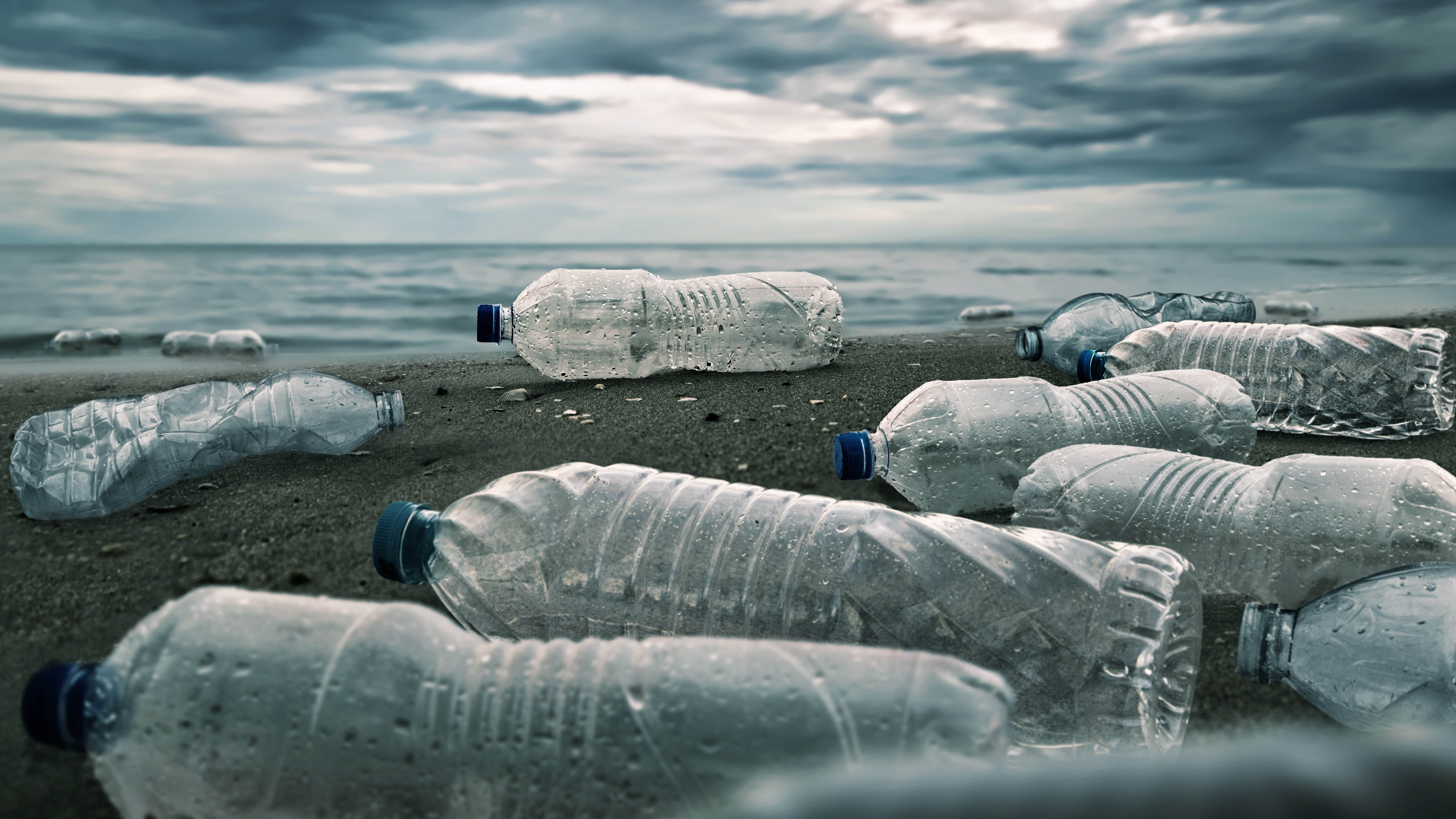Plastic water bottles pollution in ocean (Environment concept) © chaiyapruek - stock.adobe.com
